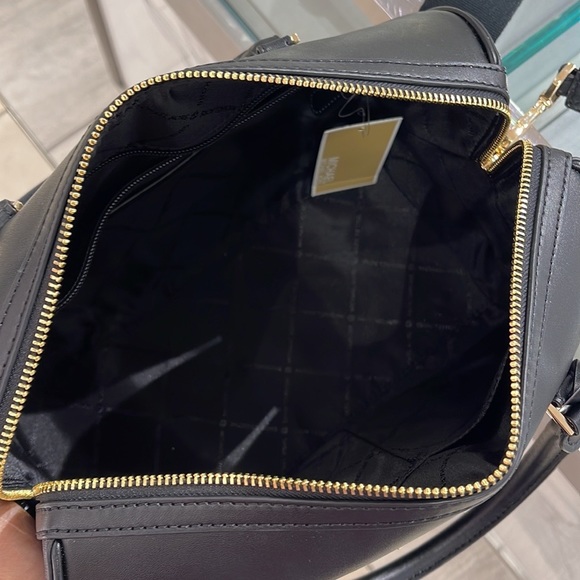 Michael Kors med Duffel Travel - Leather/Coated
NWT
35S2GTFU2B
BLACK - Picture 5 of 16